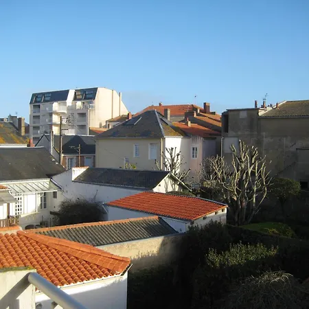 Lumineux 2 Pieces A 100 M De La Et Du Marche Arago, Avec Balcon Et Parking Securise - Fr-1-331-100 Ле-Сабль-д’Олон