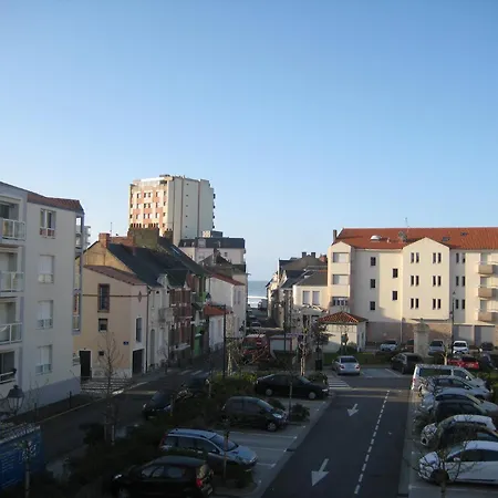 Lumineux 2 Pieces A 100 M De La Et Du Marche Arago, Avec Balcon Et Parking Securise *