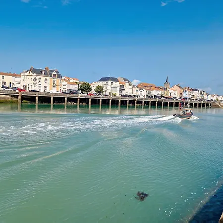 Lumineux 2 Pieces A 100 M De La Et Du Marche Arago, Avec Balcon Et Parking Securise
